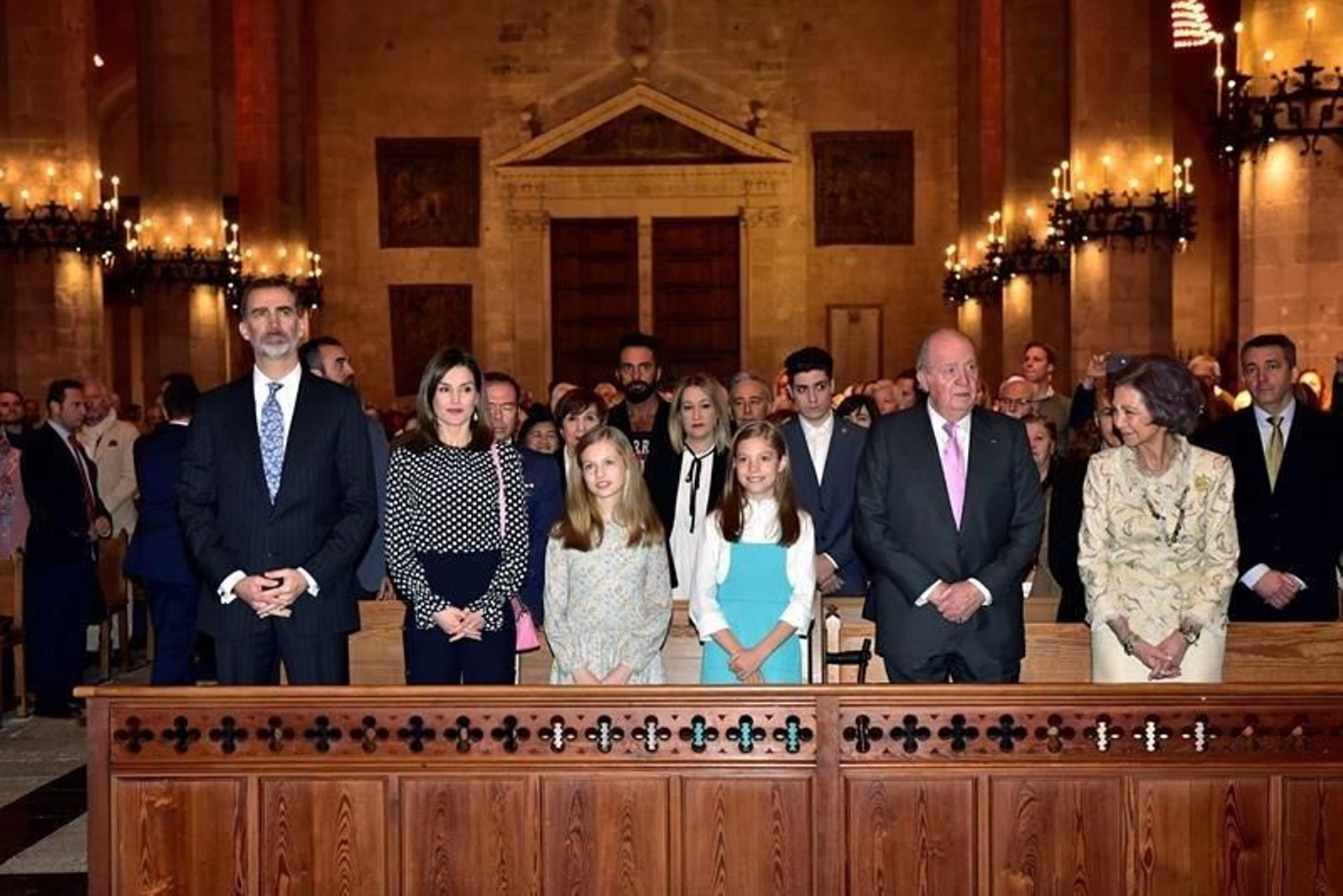 Los reyes Felipe y Letizia, sus hijas, la princesa Leonor y la infanta Sofía, y los reyes don Juan Carlos y doña Sofía
