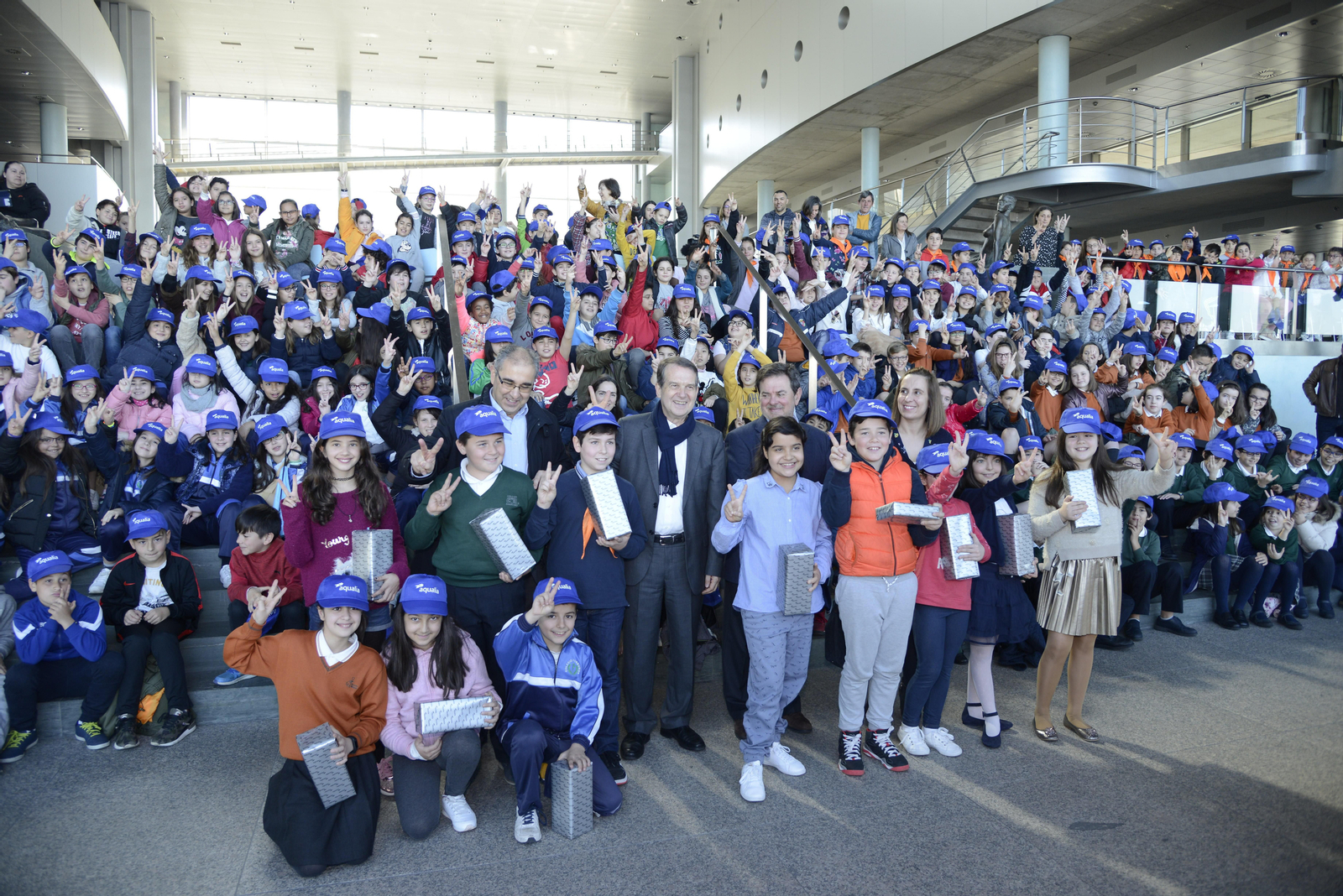 O alcalde de Vigo, Abel Caballero, cos nenos e nenas vigueses ganadores.                                Aroa, Paula, Jimena e Carme.
