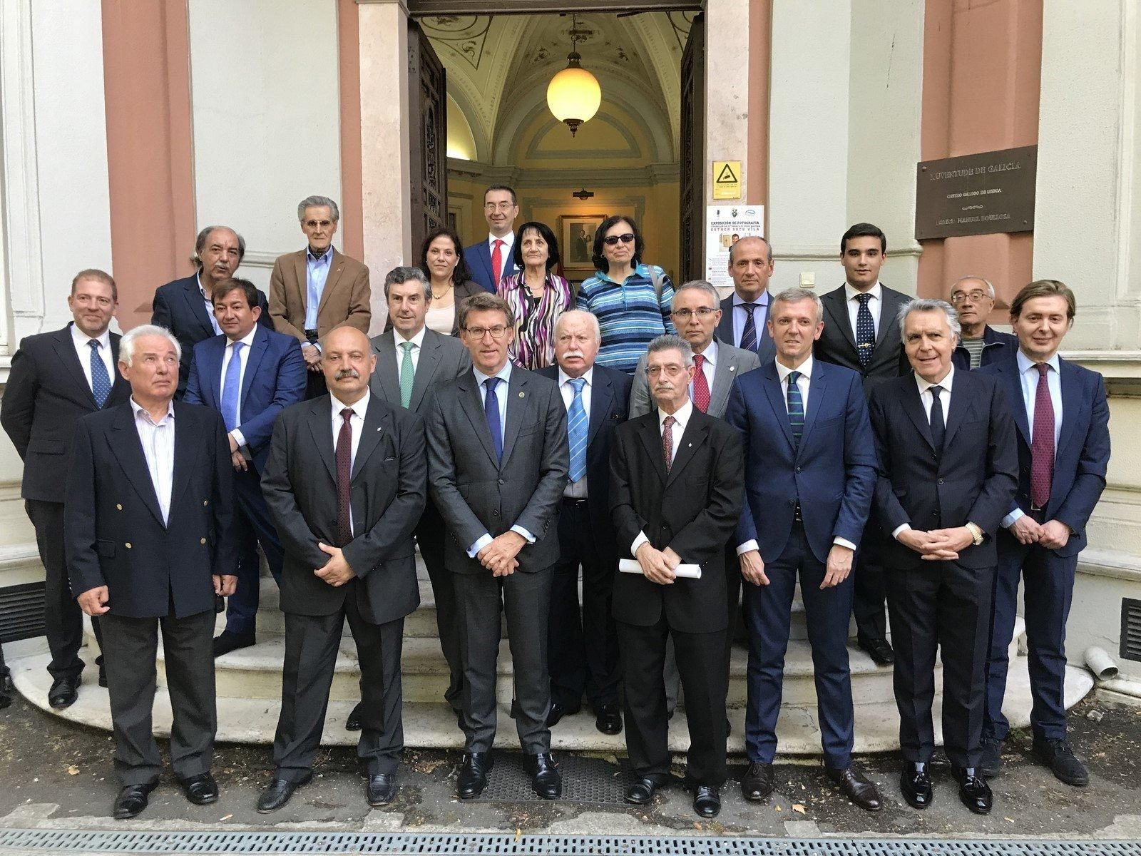 Feijóo posa con los componentes de la directiva del Centro Galego de Lisboa.