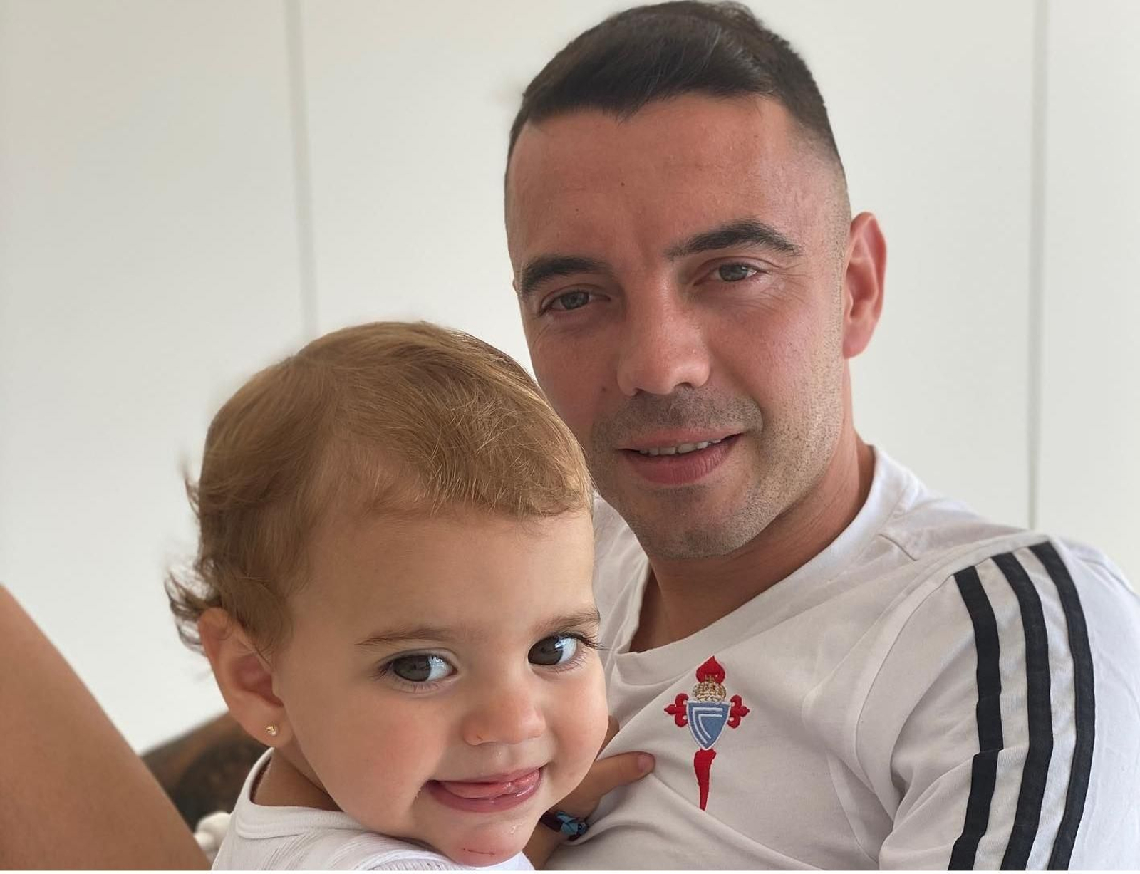 Iago Aspas con su hija Mía, una celtista más. ¡Felicidades!