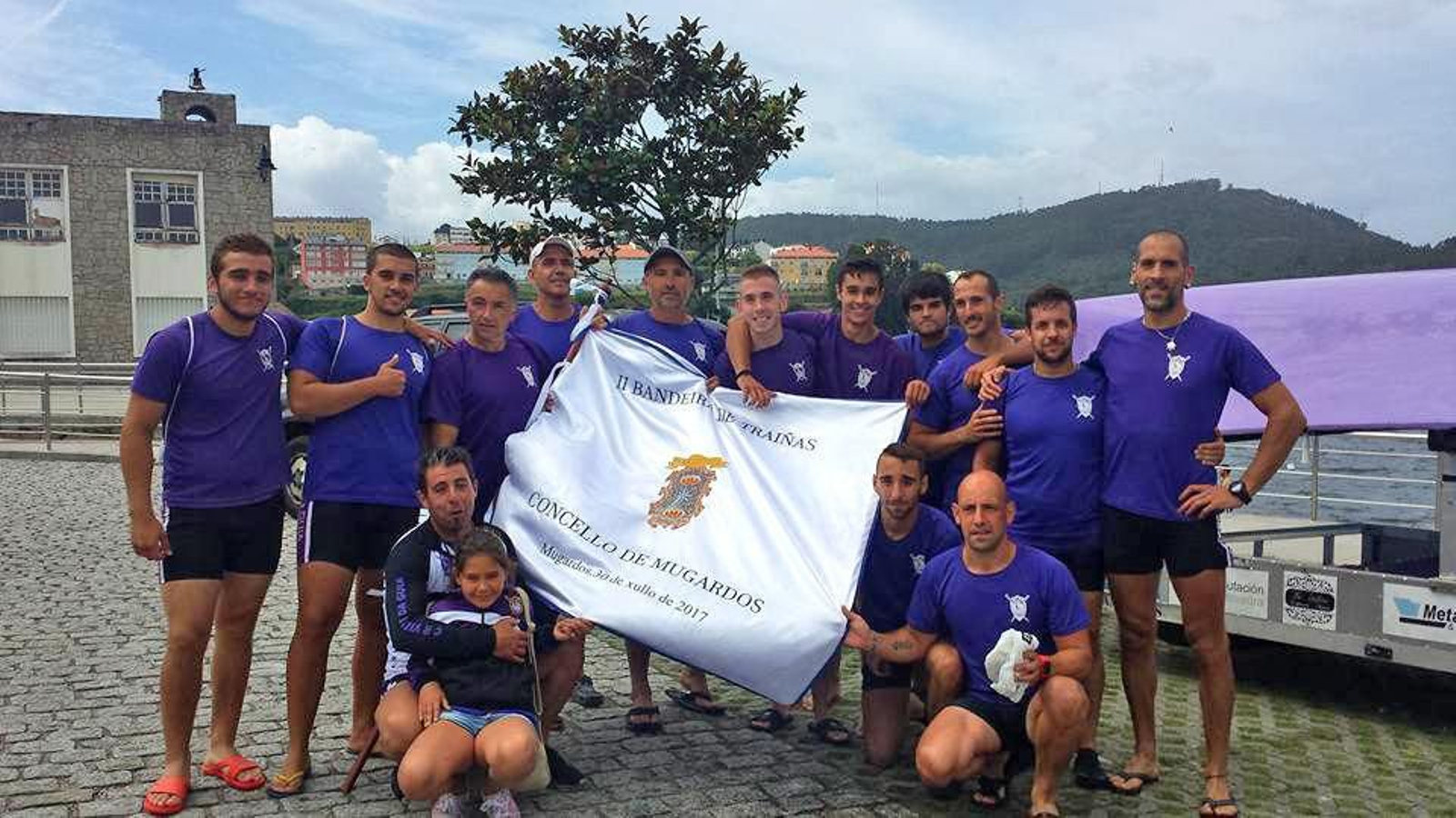 A tripulación de Virxe da Guía posa coa Bandeira Concello de Mugardos.