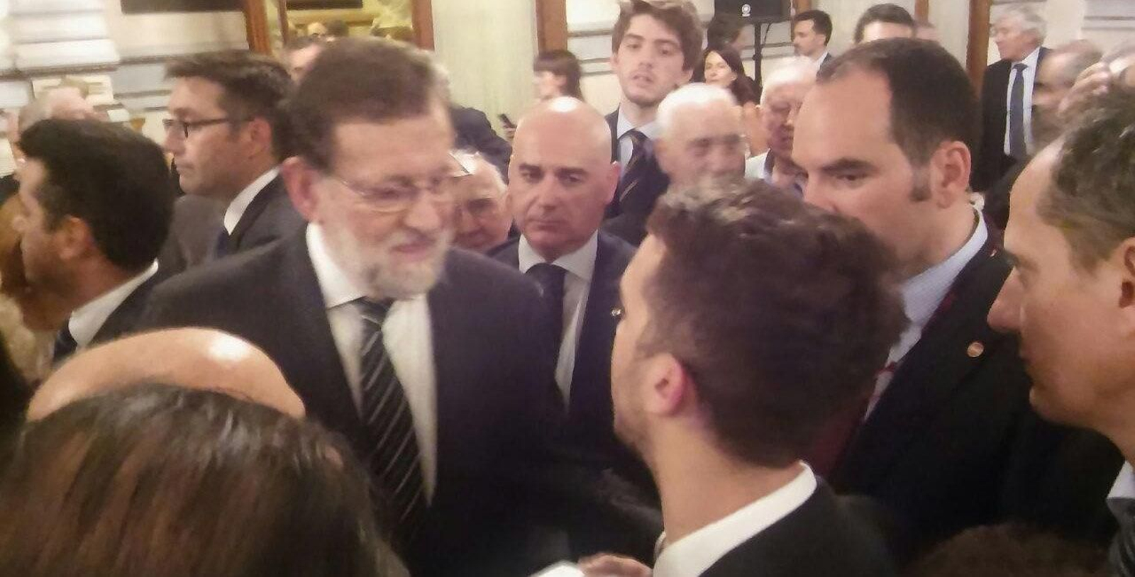 En la imagen, momento en el que se le entrega la carta a Rajoy.