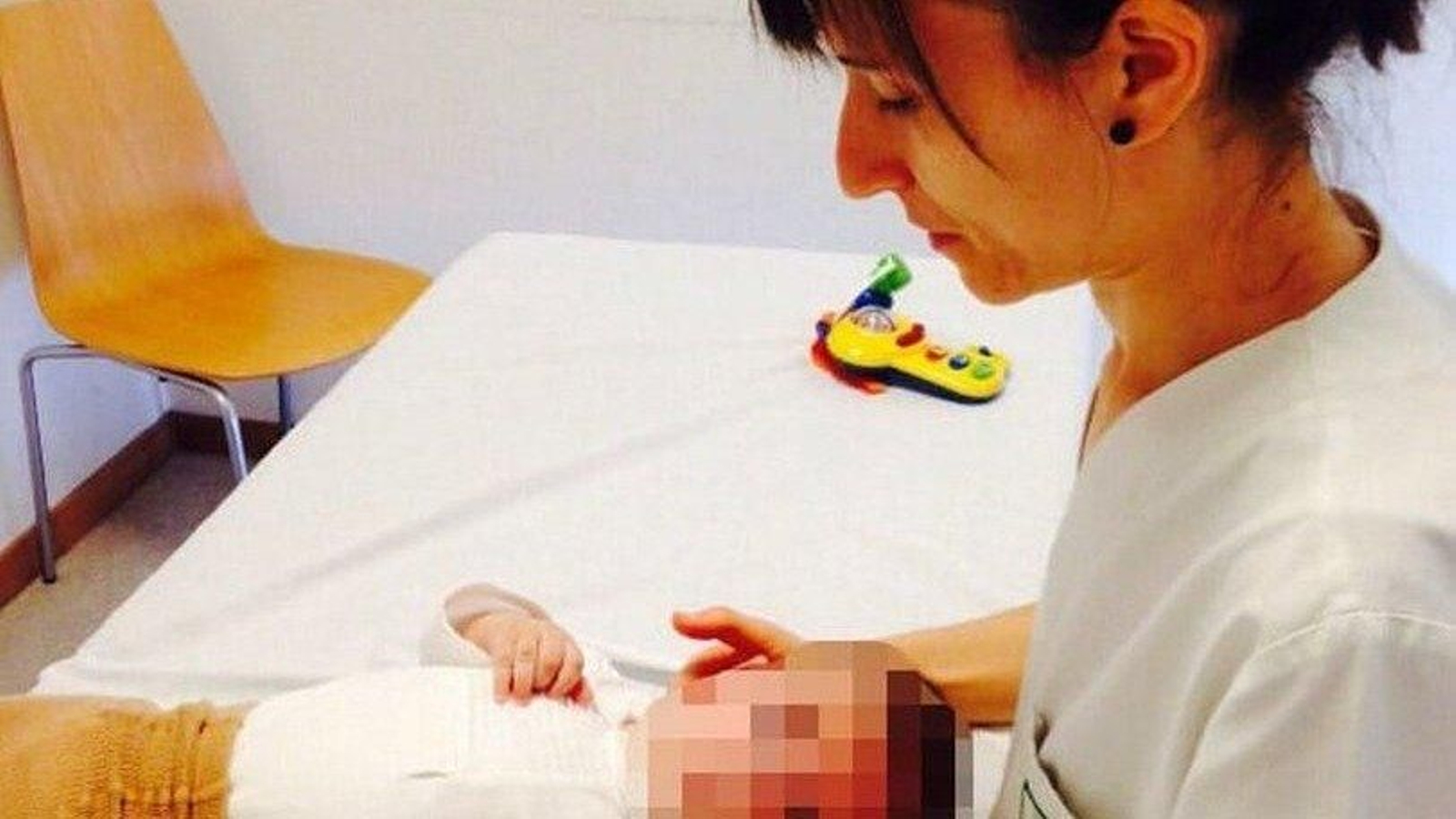 La fisioterapeuta Ana Tiago haciendo terapia con un bebé.