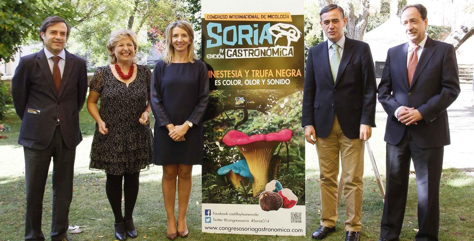 La consejera de Turismo con el cartel oficial de Soria Gastronómica.