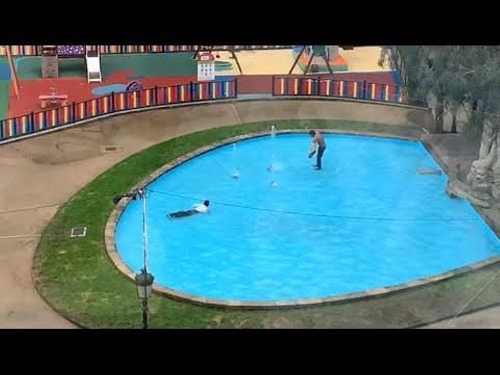 Identificados dos individuos por bañarse en la fuente de la Plaza de Portugal