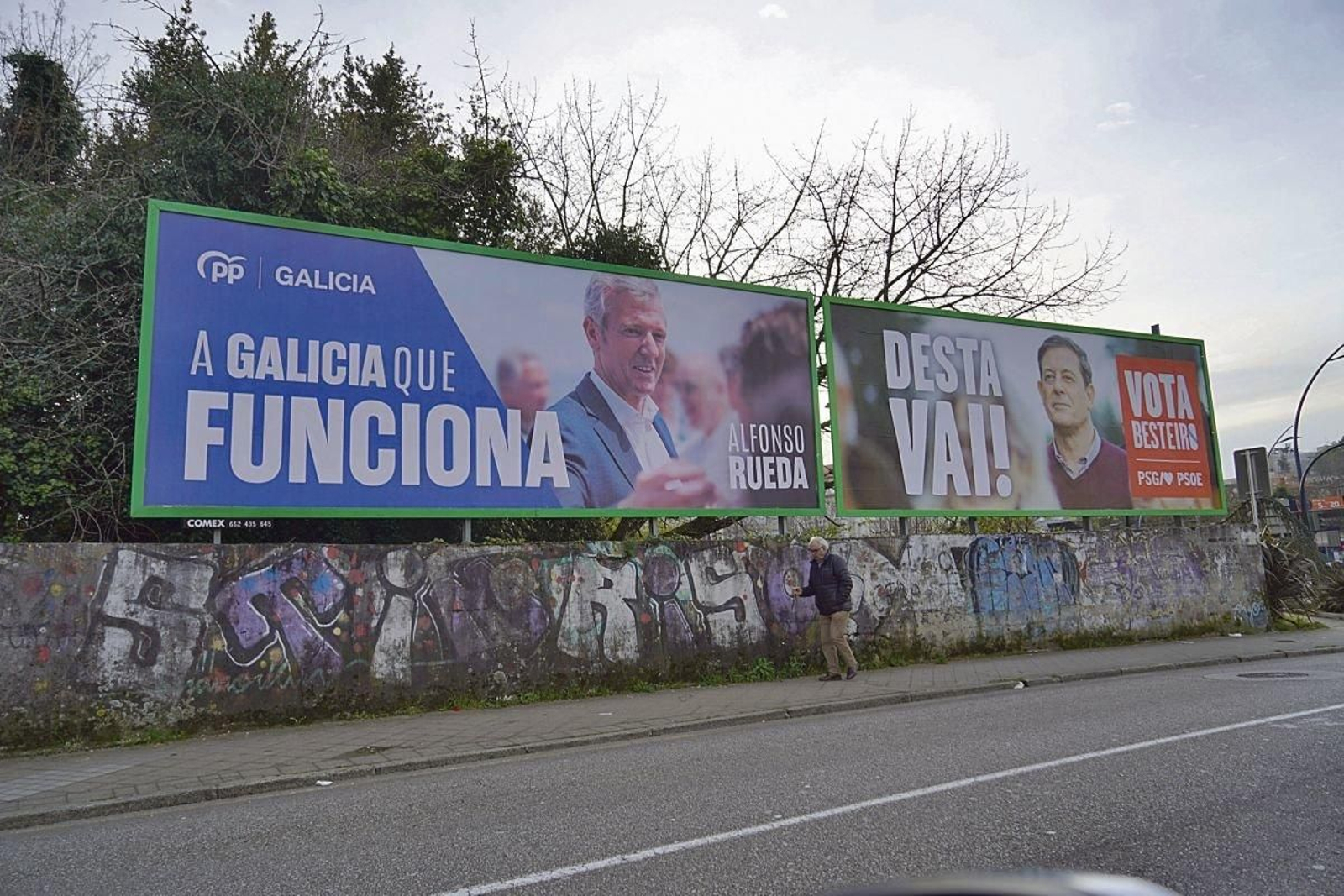 PP y PSOE apuestan por formatos similares en las vallas, con fotos de sus candidatos en un entorno natural y el eslogan en letras grandes y blancas.