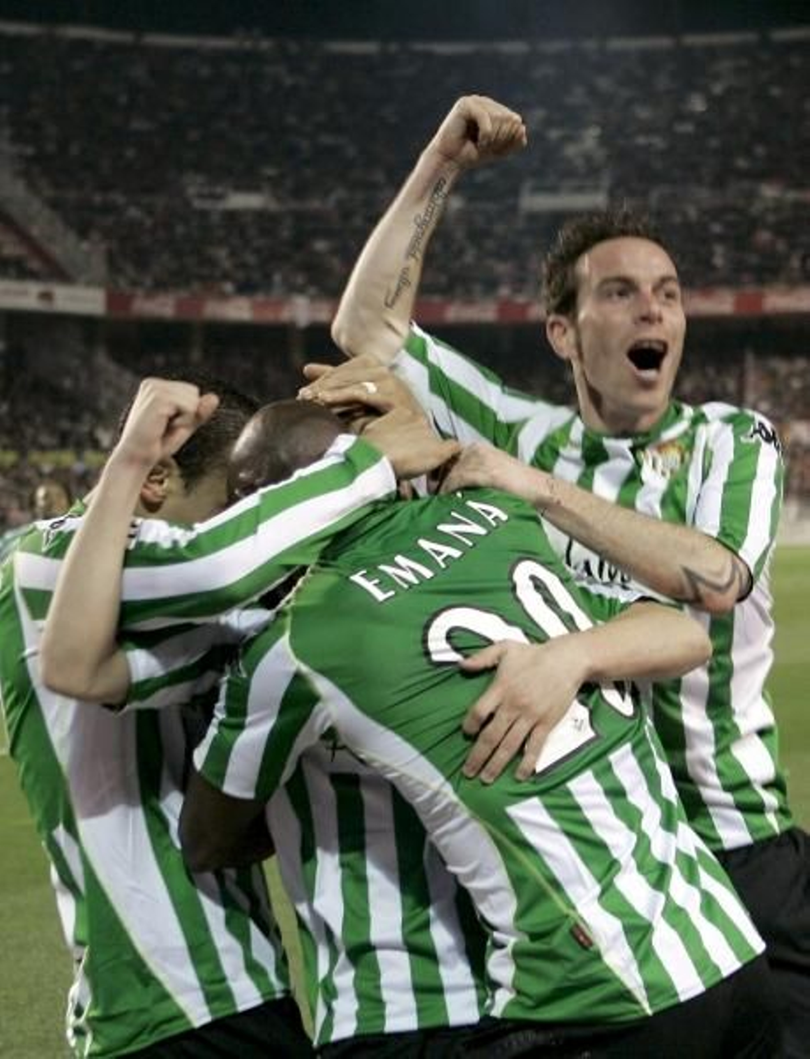 Los jugadorse del Betis se abrazan con la  consecución del primer gol. (Foto: J.M. Vidal)