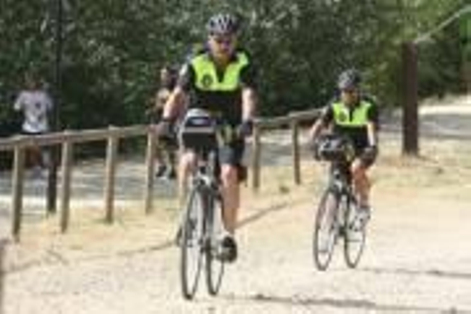 En la imagen, dos policías en bicicleta.