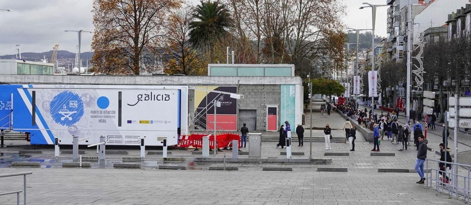 Colas en el Náutico para hacer una PCR.