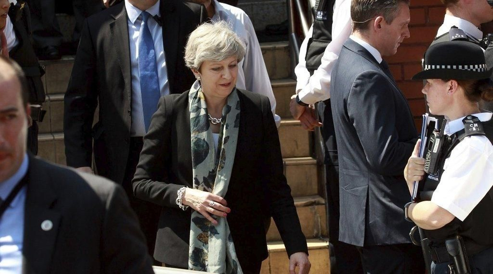 Theresa May  abandona la mezquita de Finsbury Park.