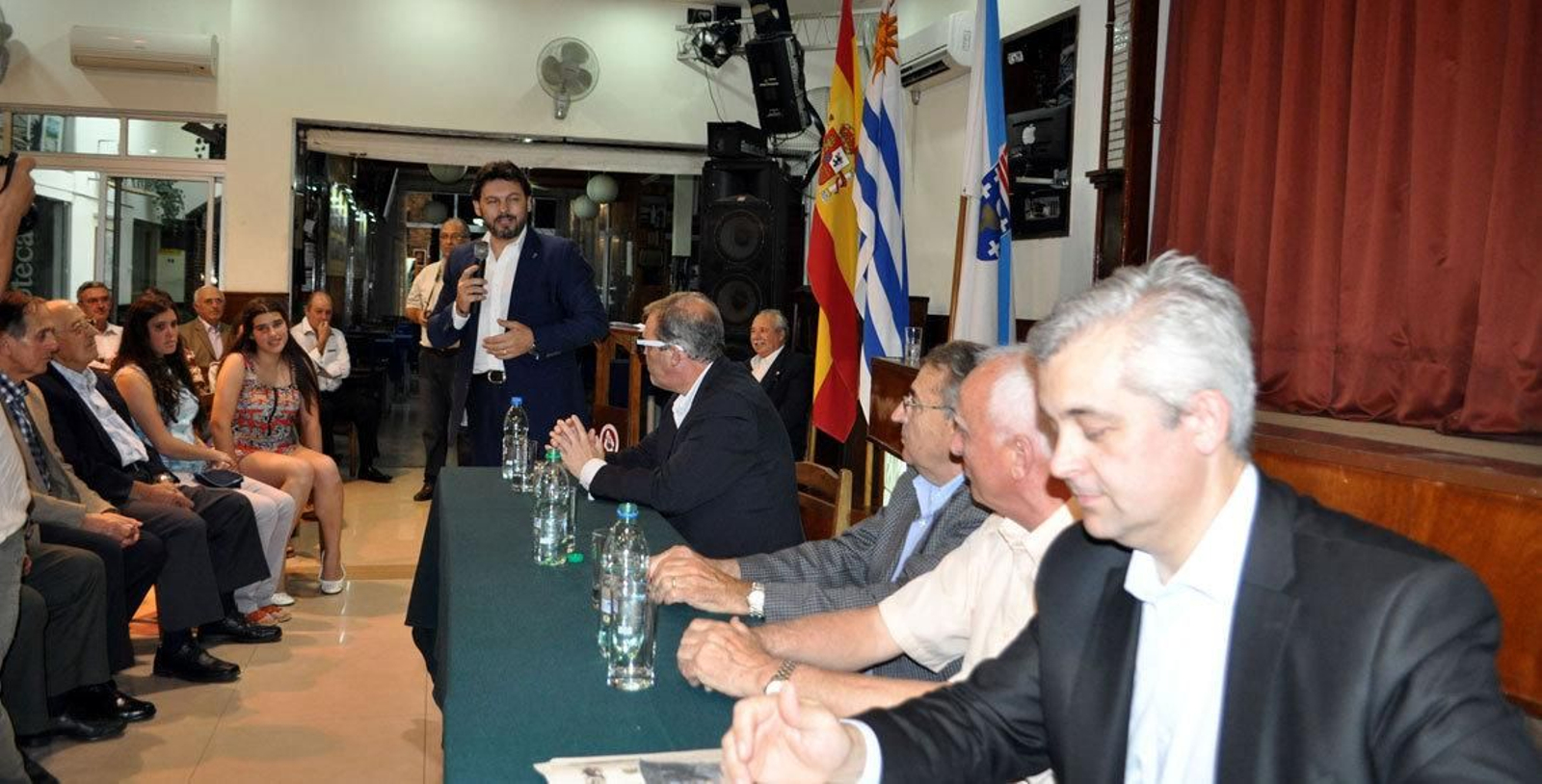 El secretario xeral de Emigración, Rodríguez Miranda, durante su encuentro con la colectividad gallega en Uruguay.