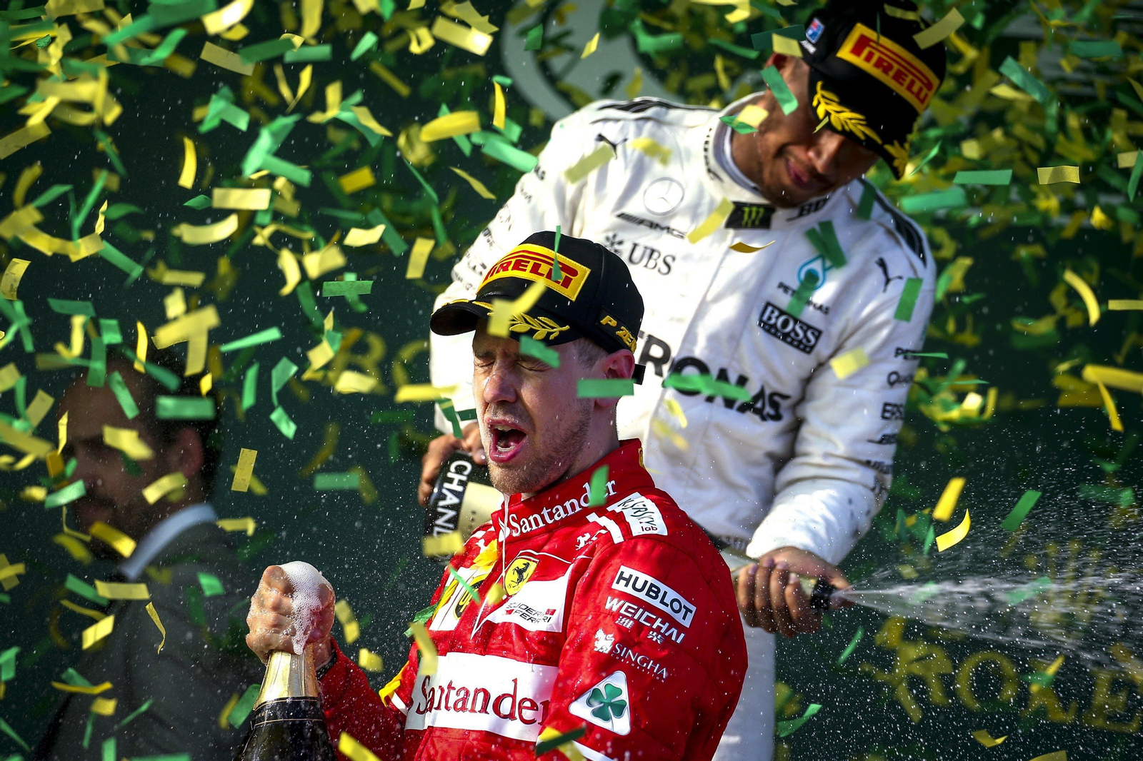 Sebastian Vettel y Lewis Hamilton, ayer, en el podio del Gran Premio de Australia de Fórmula 1