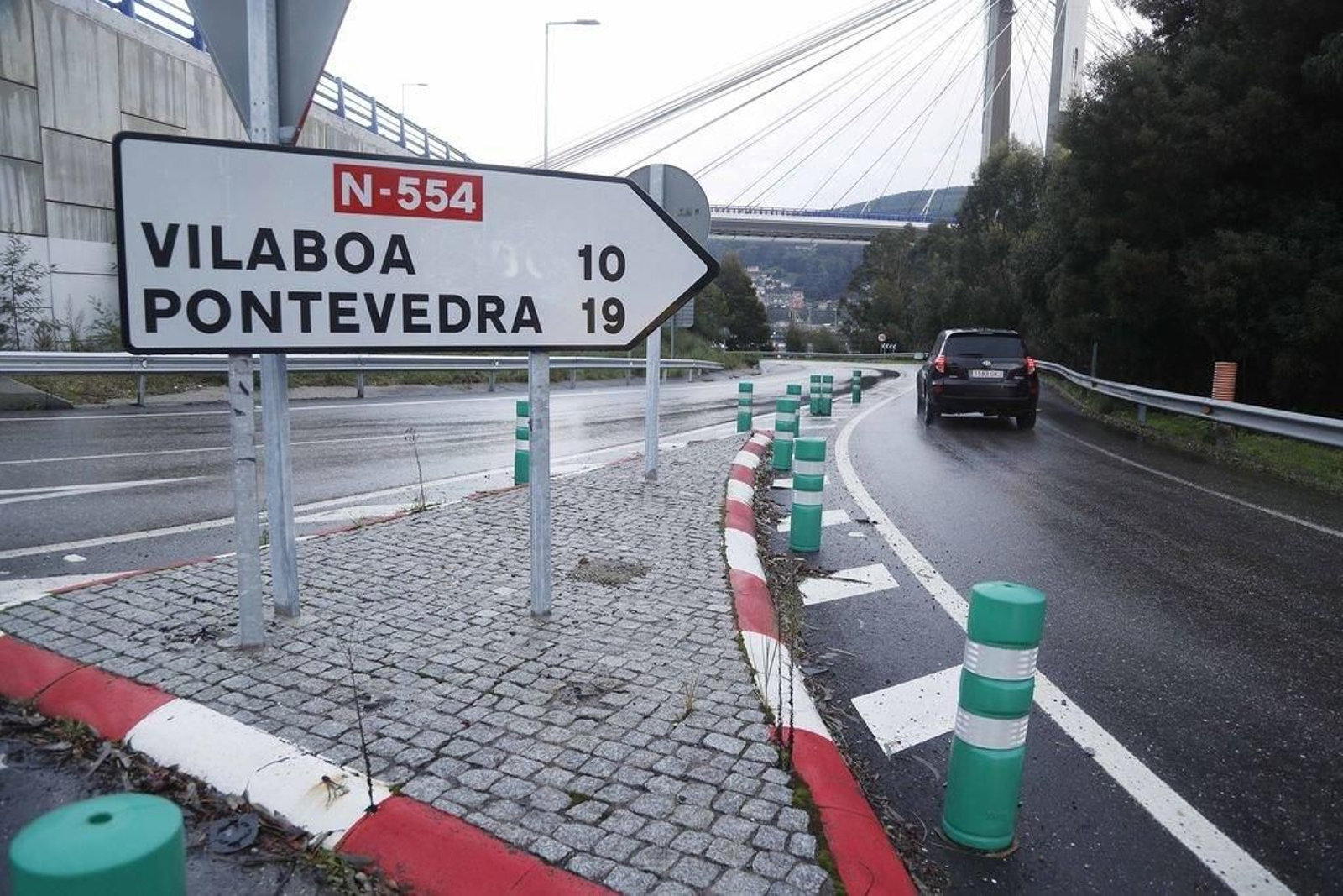 La entrada a la carretera se hace tras cruzar el puente, eludiendo el peaje.