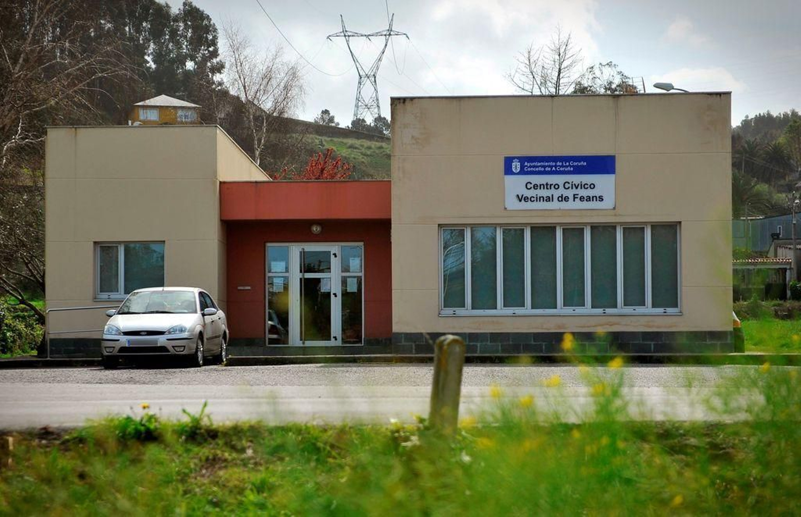 El centro cívico de Feáns, cerrado por el Concello.