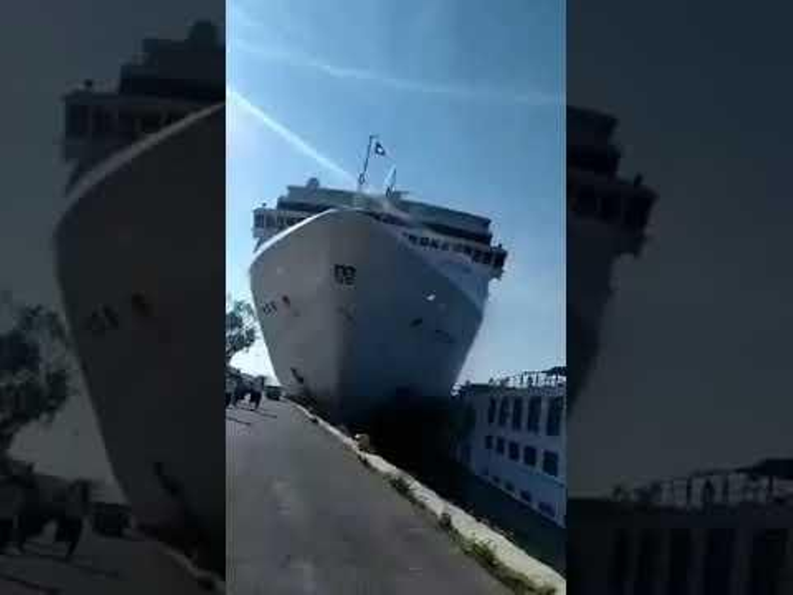 El crucero MSC Opera pierde el control y se estrellara contra un muelle de Venecia