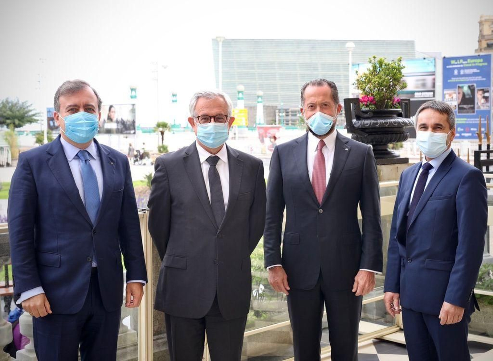 De izquierda a derecha, el consejero delegado de Abanca, Francisco Botas; el CEO adjunto de Crédit Agricole, Xavier Musca; el presidente de Abanca, Juan Carlos Escotet Rodríguez, y el presidente de Crédit Agricole Pyrénées Gascogne, Marc Didier, tras la firma de la compra-venta en San Sebastián.