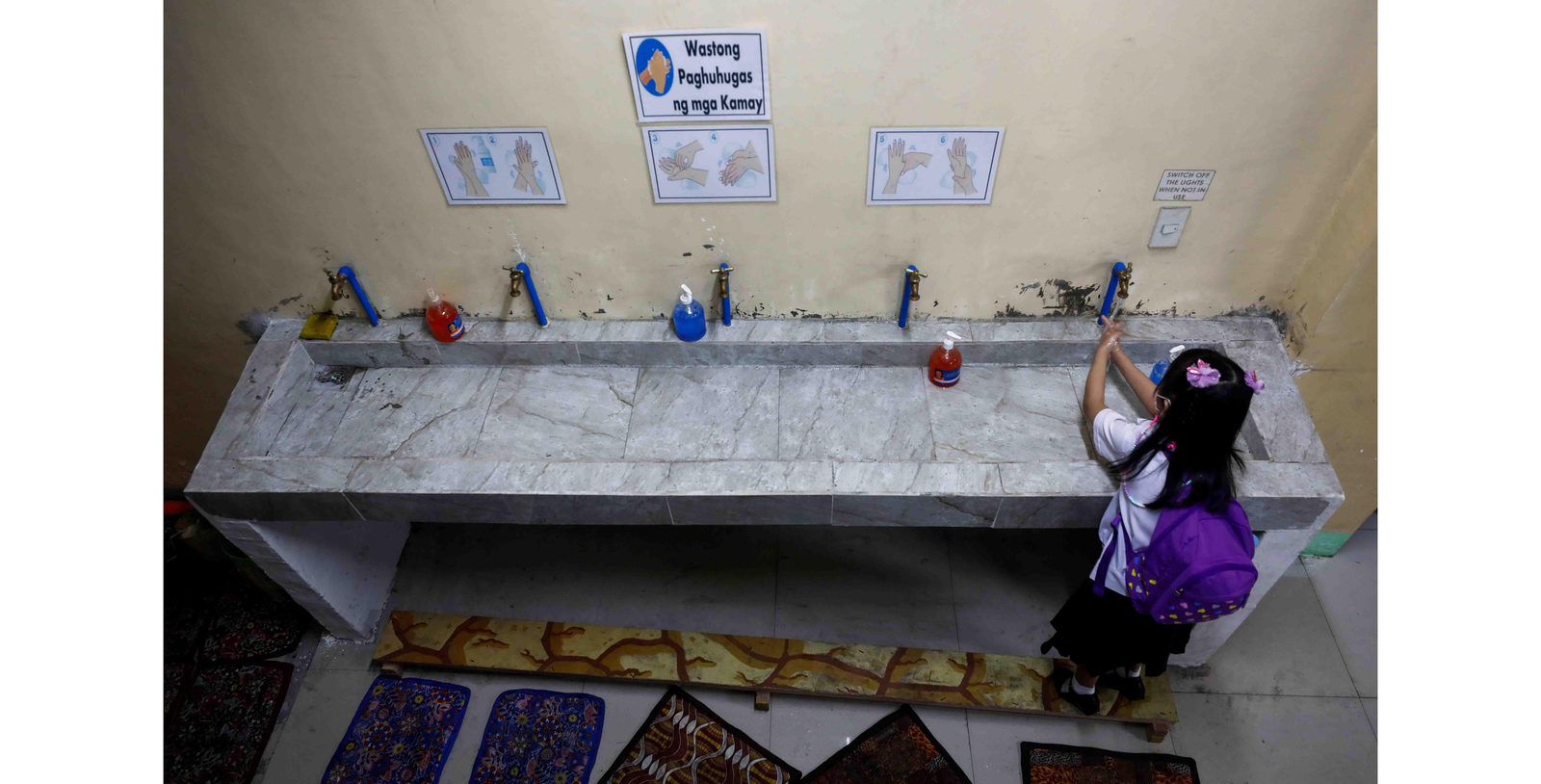 Una niña lavándose las manos en la escuela, en Filipinas, como una de las medidas anticovid. EFE/EPA/ROLEX DELA PENA