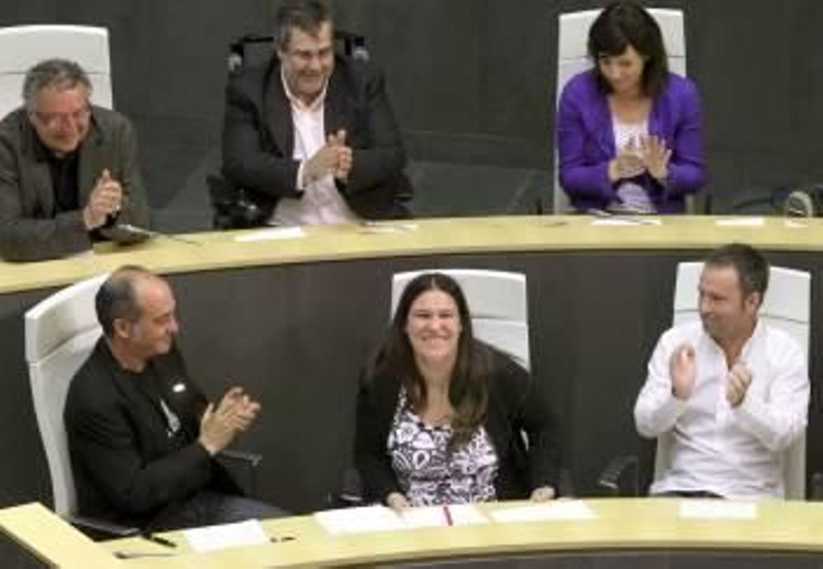 Txarola (abajo en el centro), tras ser elegida nueva presidenta de las Juntas Generales de Guipúzcoa. (Foto: JUAN HERRERO)