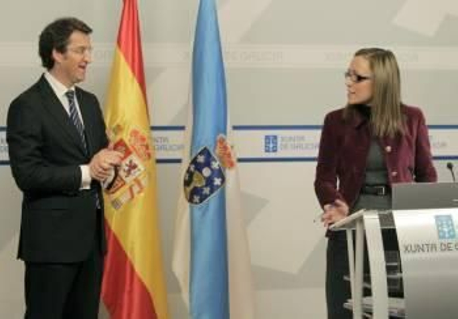 La conselleira de Hacienda de la Xunta, Elena Muñoz, y el presidente Alberto Núñez Feijóo, durante la rueda de prensa posterior a la reunión del Consello (Foto: EFE)