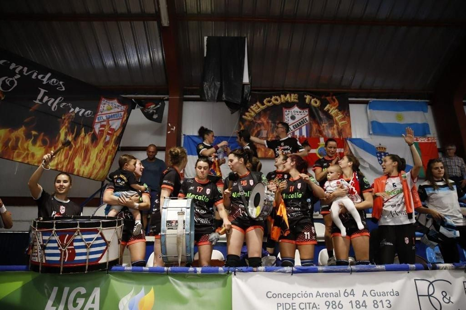 Al final, las jugadoras intercambiaron posición con la peña O Inferno para poner ellas la música.