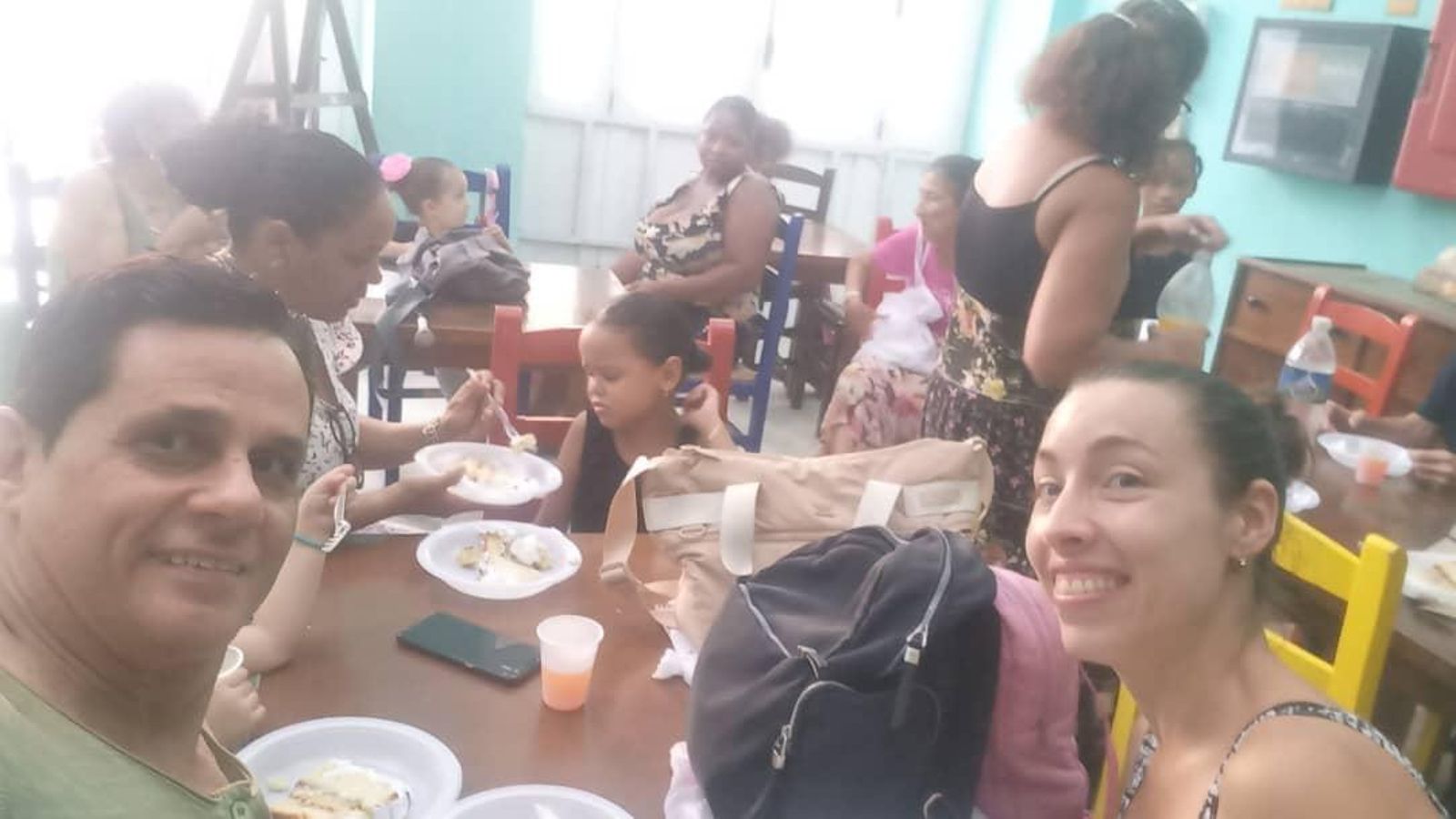 El grupo de bailarinas y bailarines disfrutando de un ágape