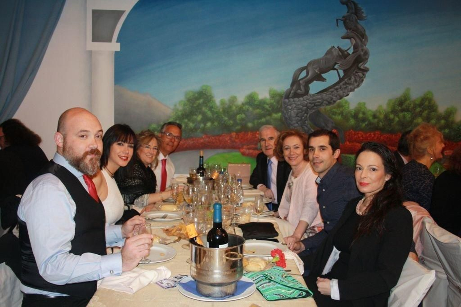 La foto de la escultura de la Plaza de España, al fondo.