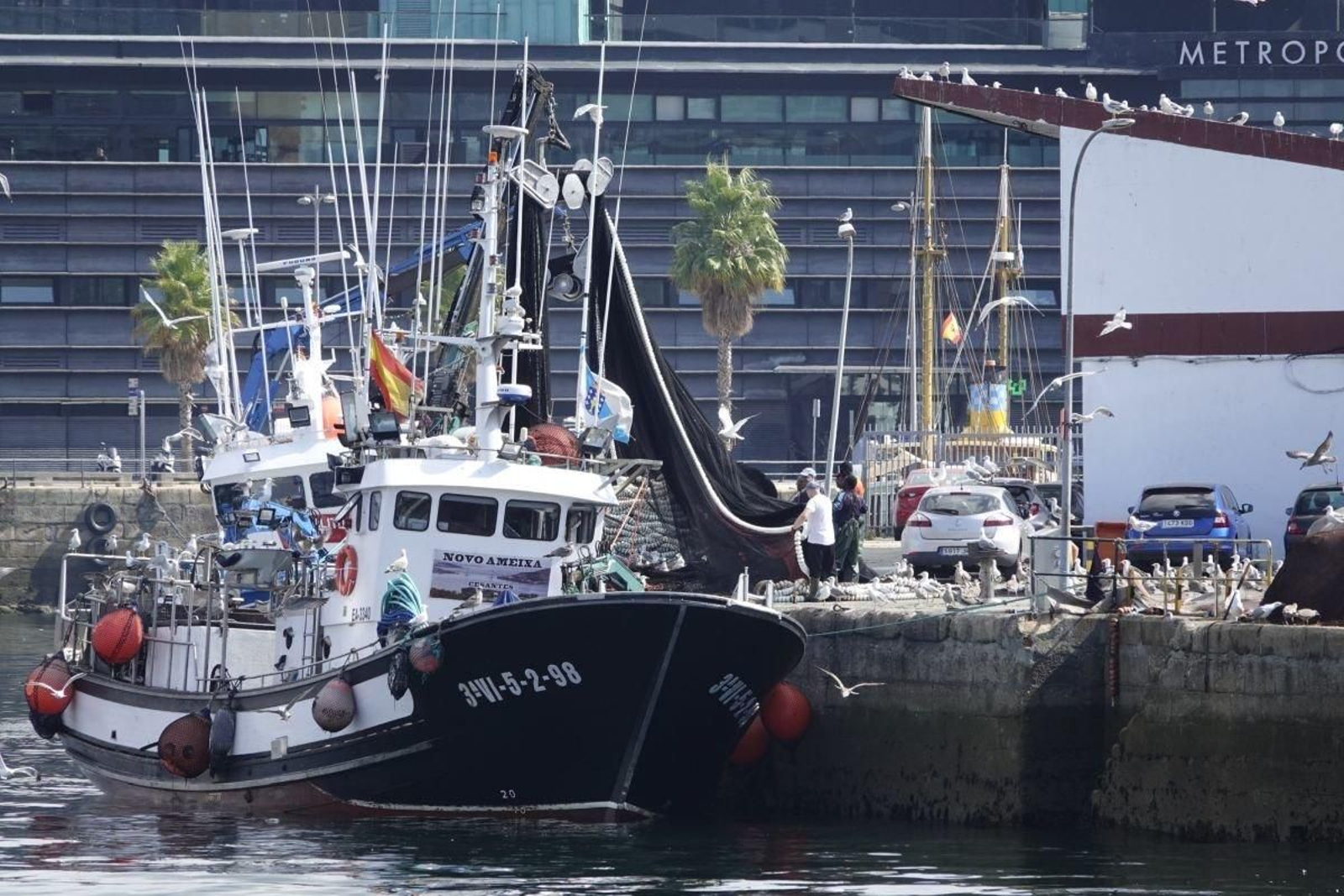 Un barco pesquero amarrado en el puerto de O Berbés.