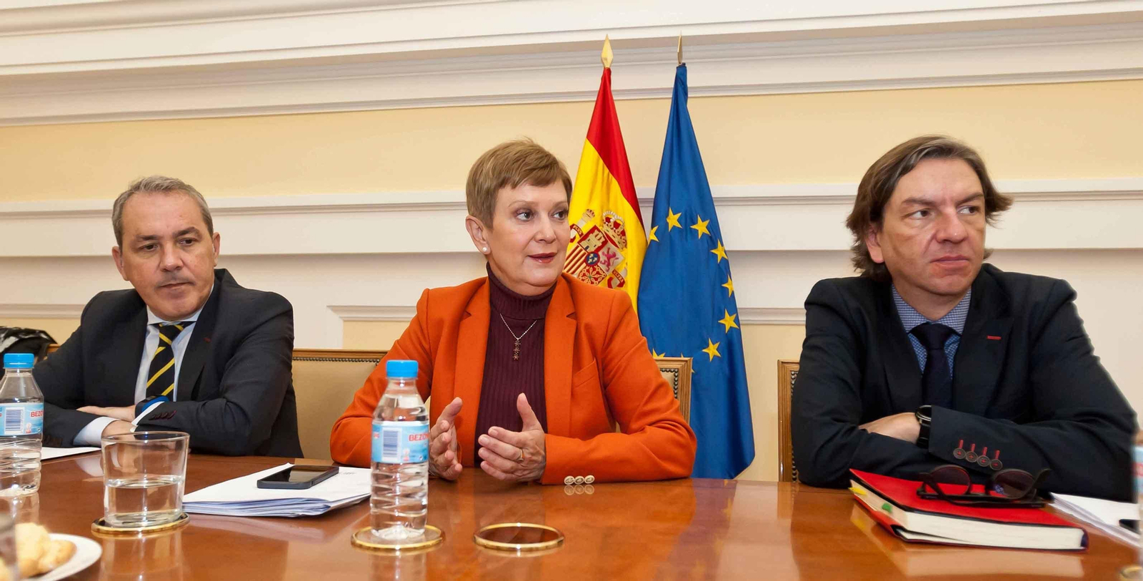 Consuelo Rumí, en el centro, con el secretario general de Migraciones, Agustín Torres, a la izquierda de la foto, y José Alarcón, director general de Migraciones, a la derecha - Foto Tony Magán