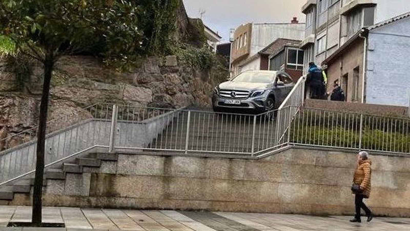 El coche se quedó encajado en unas escaleras en O Porriño. // Alberte