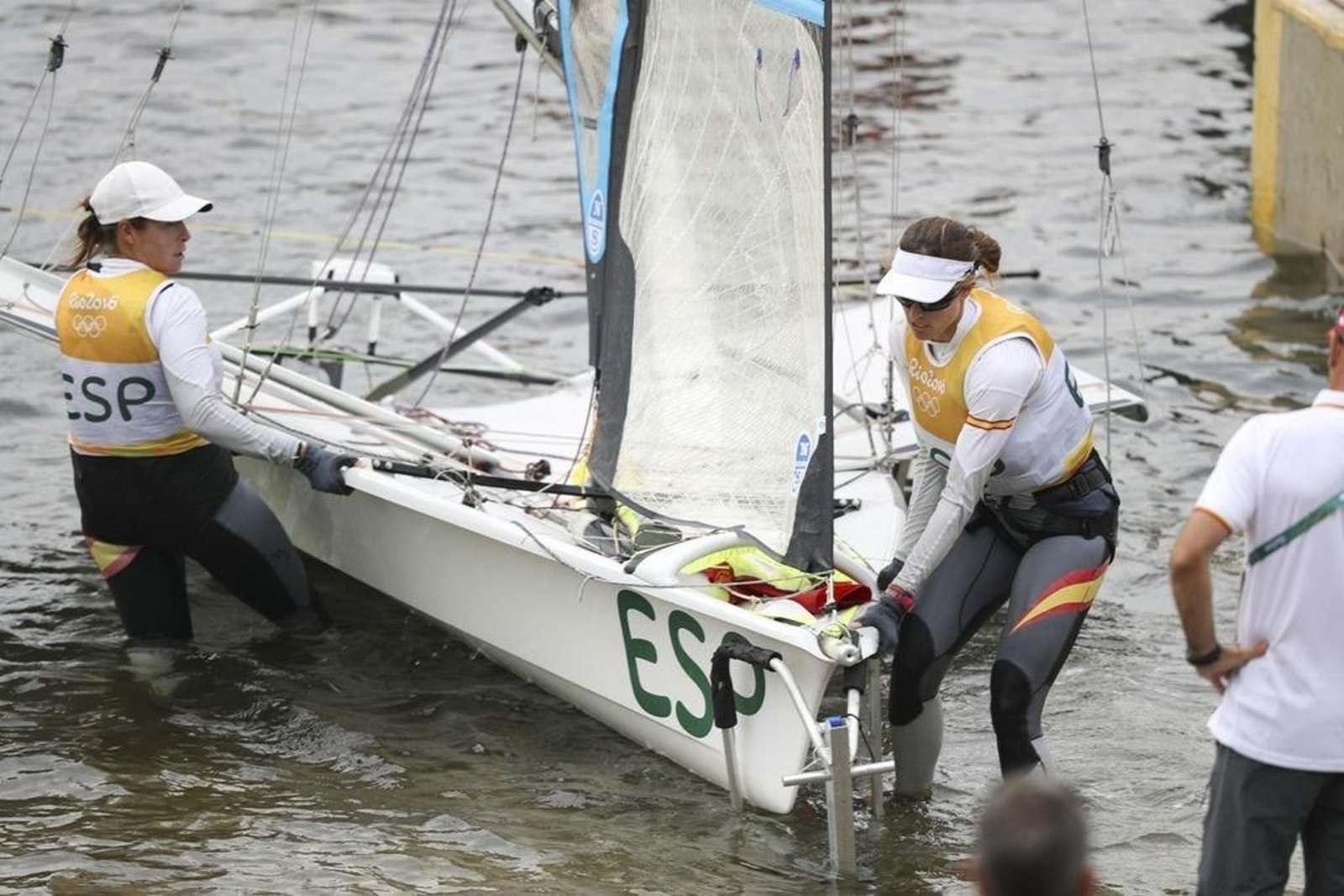 Támara Echegoyen y Berta Betanzos sacan el barco del agua durante uno de los días de la competición de 49er FX en los Juegos de Río de Janeiro.