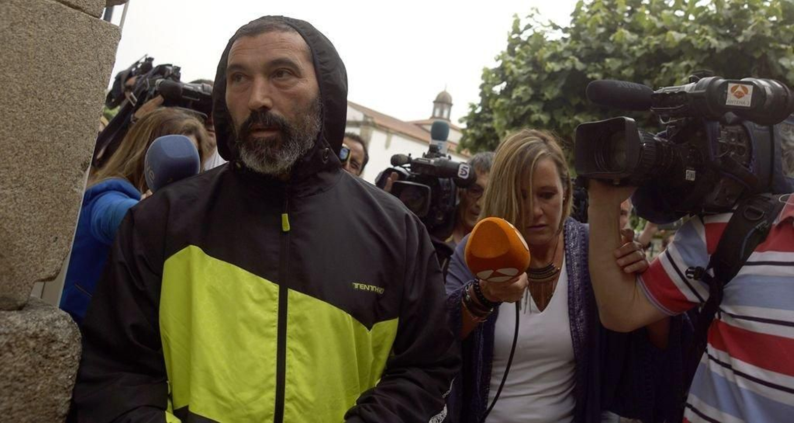 El detenido, Francisco R., ayer a la salida del juzgado de Tui.