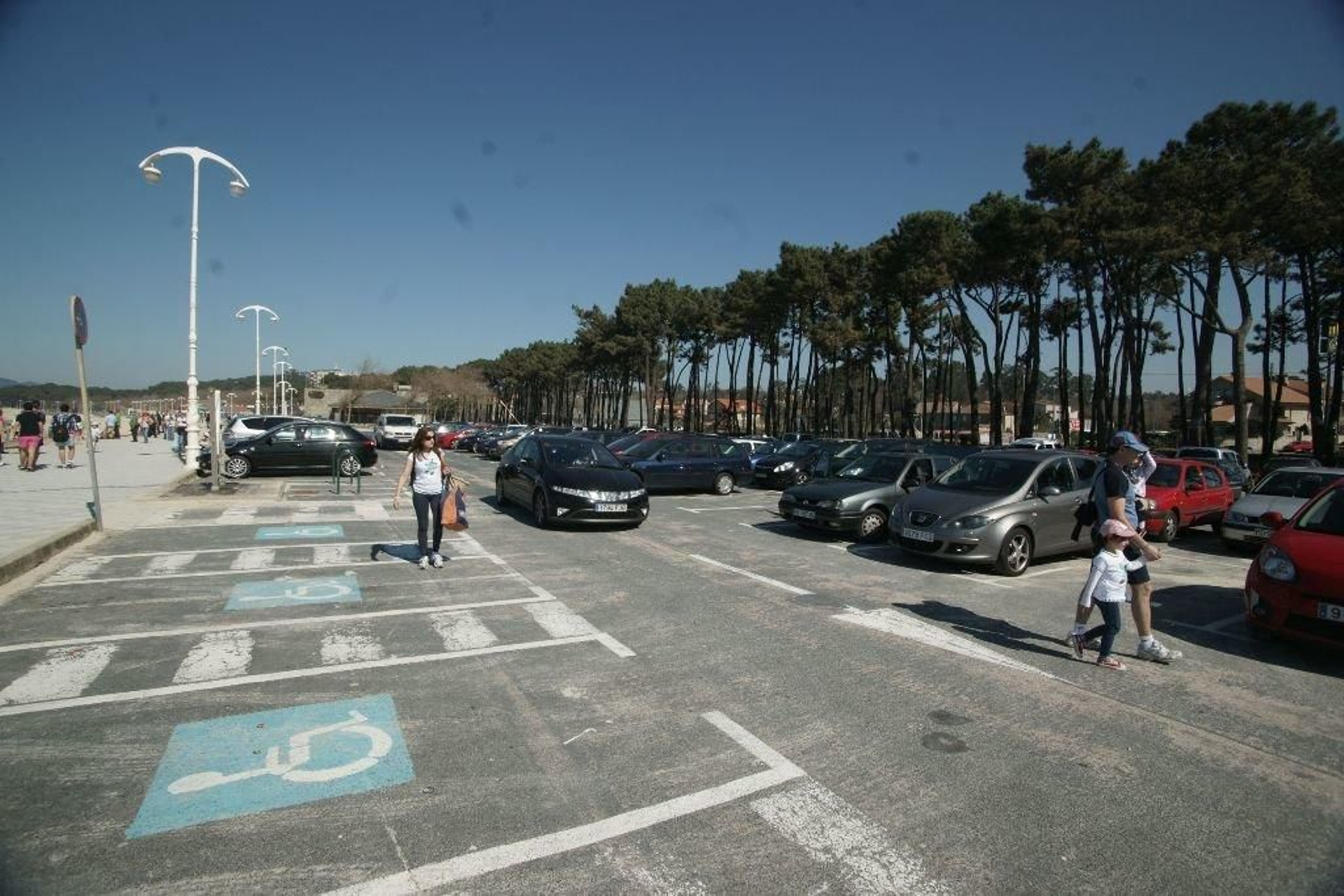 Coches aparcados junto a la playa de Samil.