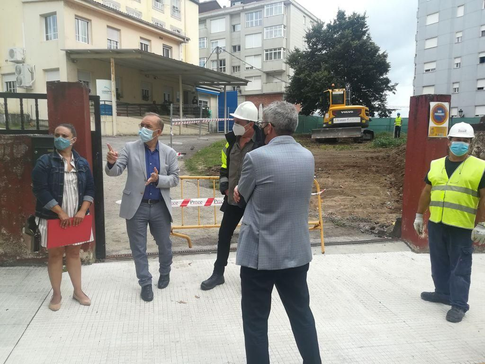El alcalde nacionalista, Xosé Represas,  visitando ayer la zona de obras.