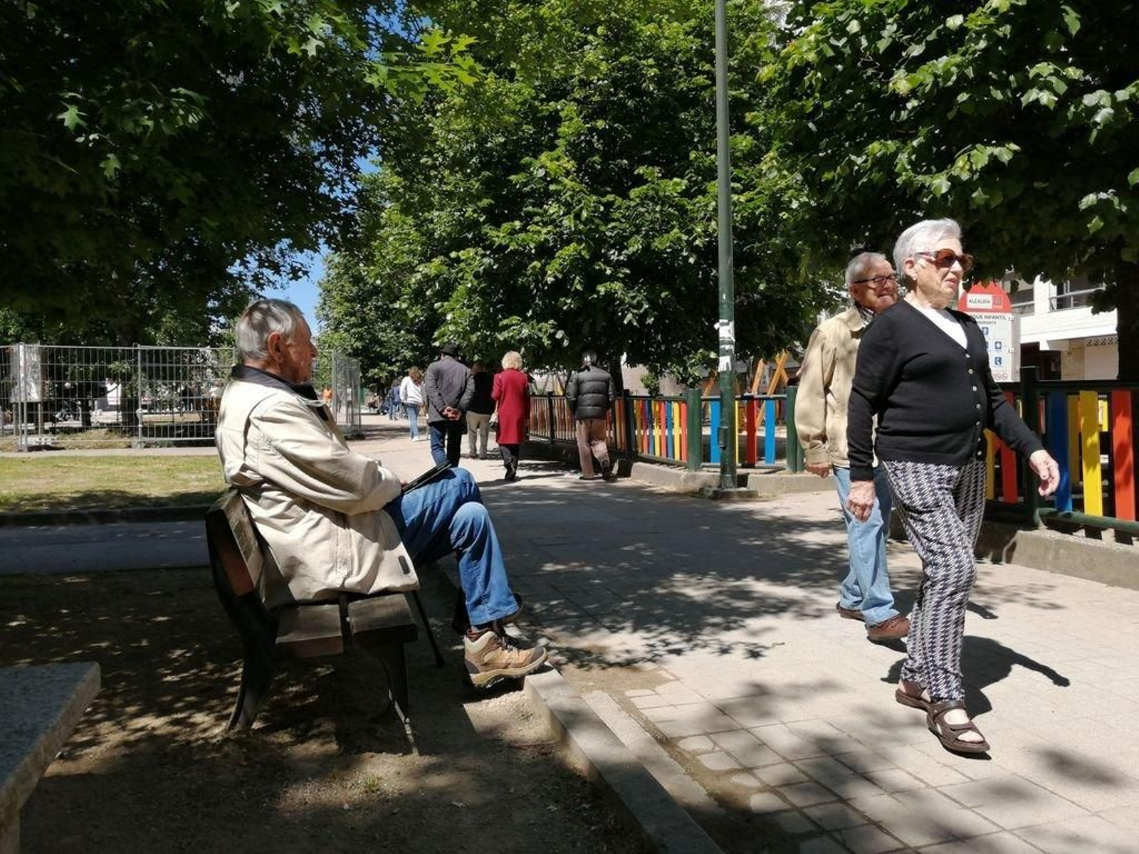 Personas en edad de jubilación, en una zona clásica de Coia.