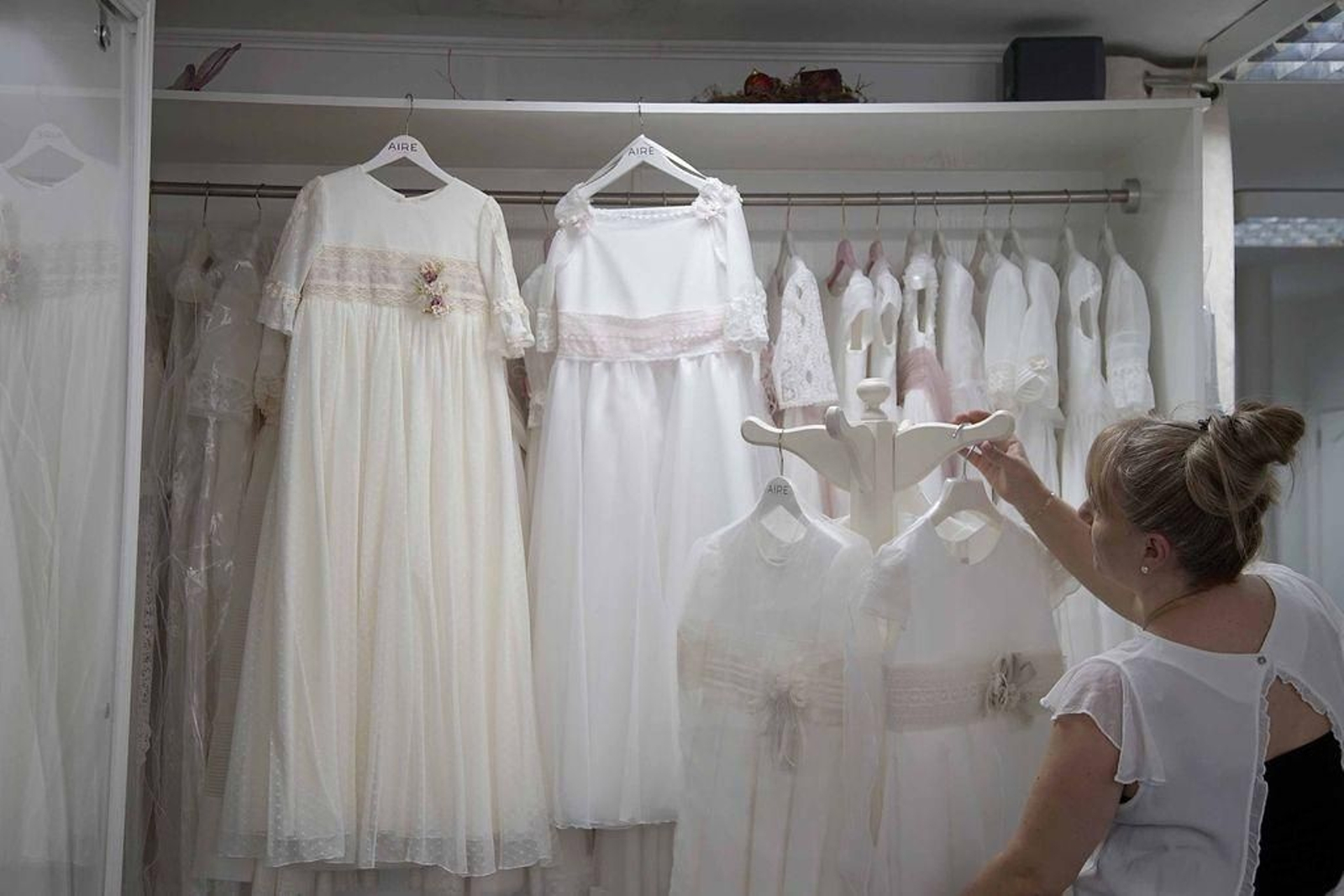 Los vestidos de comunión y boda comenzarán a salir de la ‘cuarentena’ con la desescalada de cara a las celebraciones del verano.