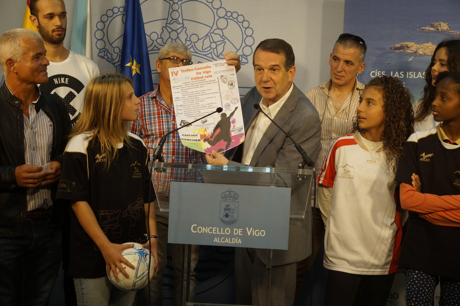 Caballero muestra el cartel del torneo, ayer en Alcaldía.