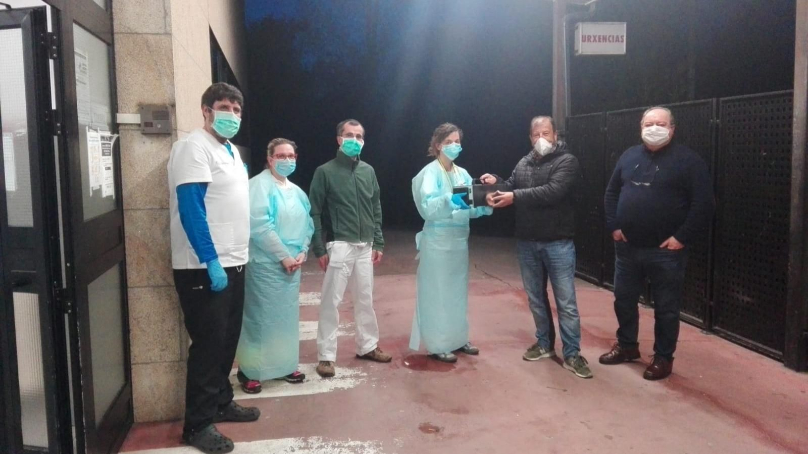 Presidente y secretario de la Peña Tío Polivio entregan un cañón de ozono al PAC de Redondela.