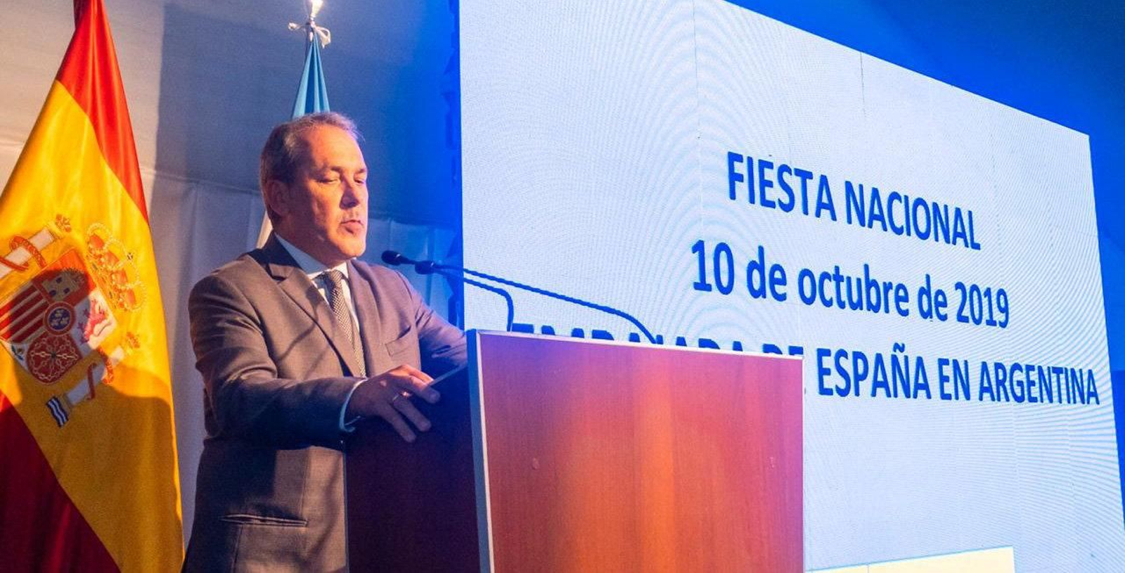 Agustín Torres celebró Hispanidad rodeado de la colectividad.