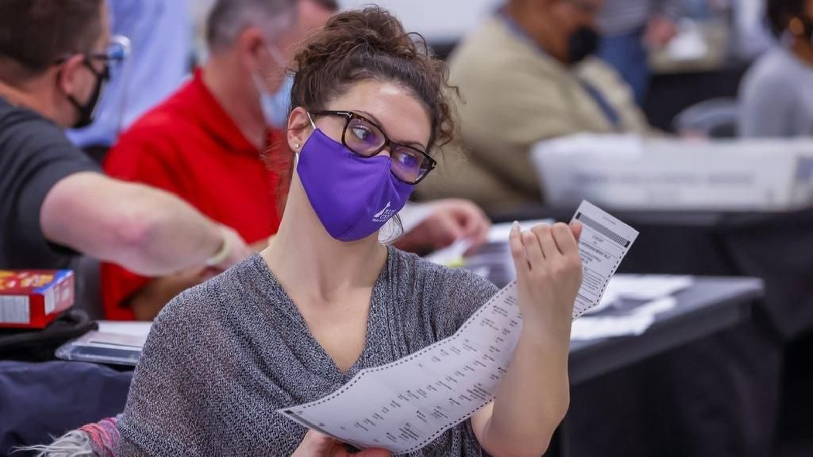 Una funcionaria electoral comprueba una papeleta durante el proceso de recuento en Atlanta.