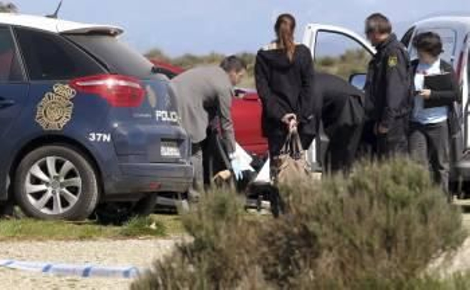 La Policía saca el cuerpo de uno de los fallecidos del interior de su vehículo. (Foto: ANA F. BARREDO)