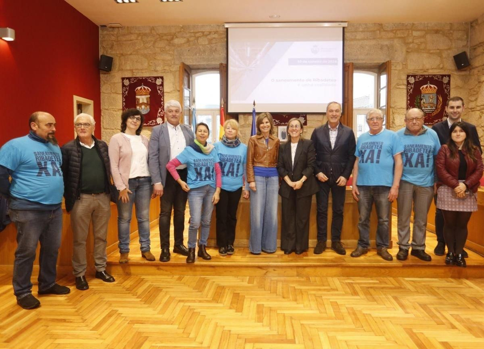 Alcaldesa, conselleira, concejales del gobierno y vecinos de la Plataforma pro saneamiento de Ribadetea.