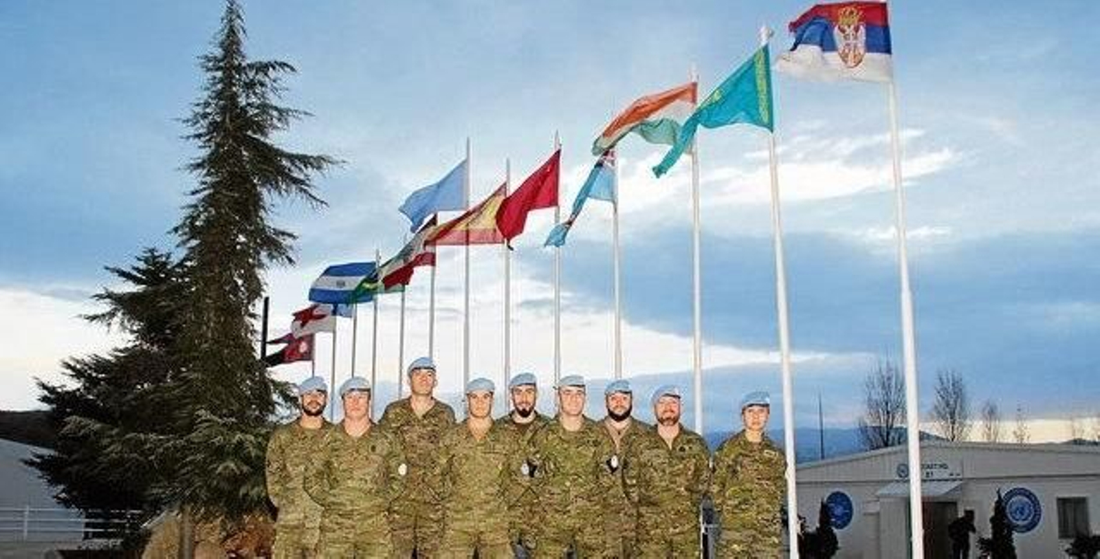 El soldado Brais Patiño Ullan, el cabo Víctor Rivera Gendre, el cabo primero Miguel Estévez Estévez, el soldado Daniel Alonso González, el soldado José Toro Pérez, el capitán Jacobo Pardo Sarria, el cabo Borja Domínguez Mozo, el sargento primero José Carlos Feijoo González y la cabo primero Marta González Vázquez posan en la base de la Brilat en el sur del Líbano