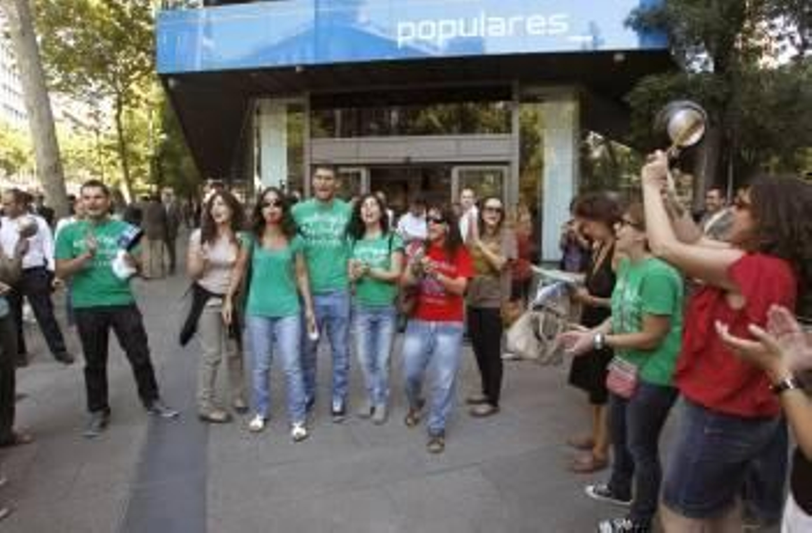 Una decena de profesores de secundaria de la Comunidad de Madrid ha protagonizado una 'cacerolada' ante la sede del PP, en la calle Génova. (Foto: EFE)