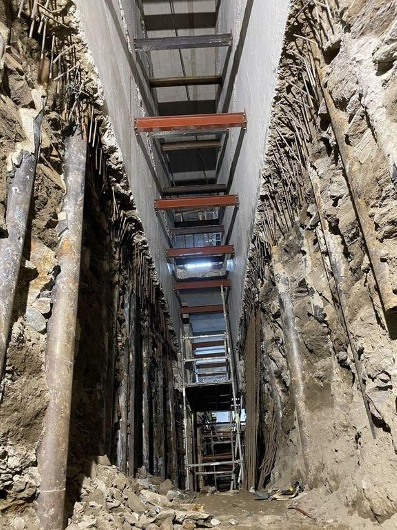 Excavación de un túnel que conecta los ascensores de la torre con el párking.