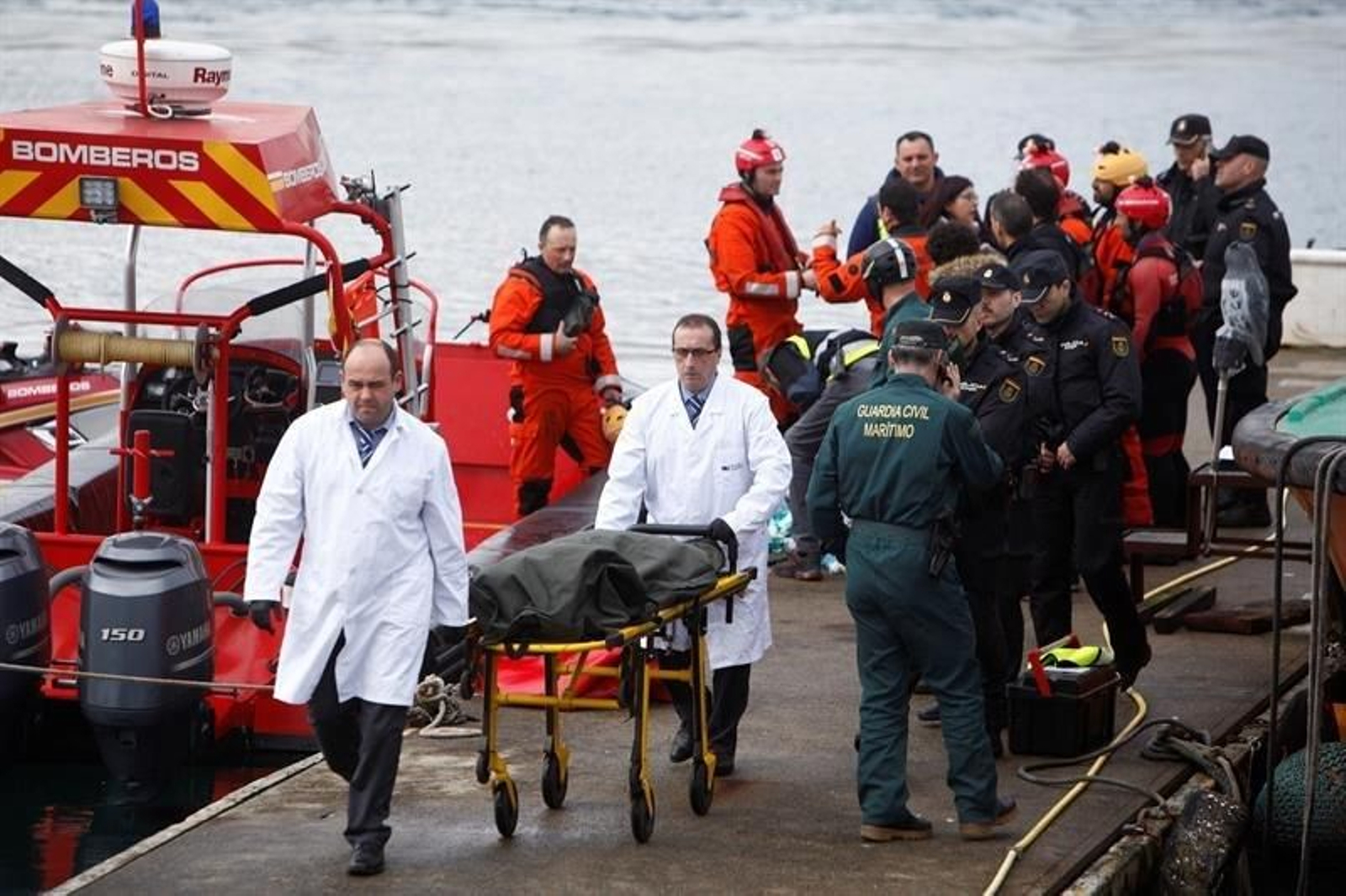 Trabajadores del servicio funerario trasladan el cadáver de Andrea Domínguez