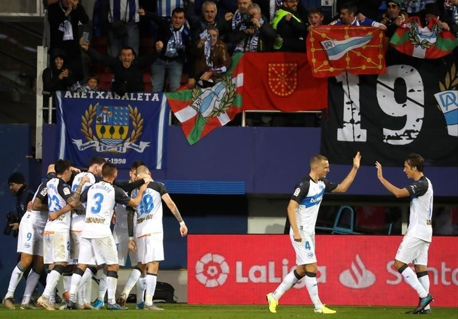 Los jugadores del Deportivo Alavés celebran el gol de José Luis Sanmartín 'Joselu'