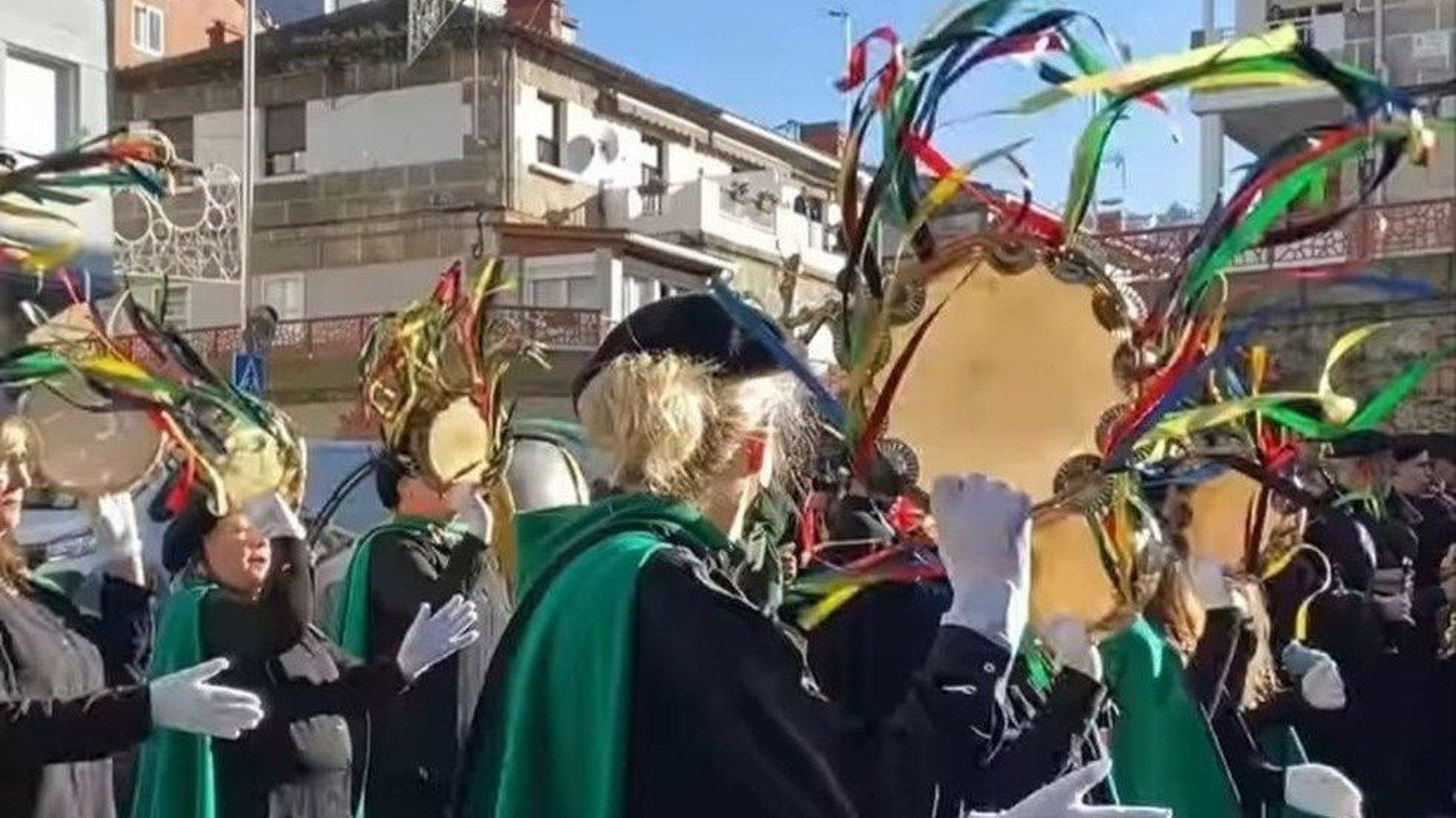 La rondalla Helios de Bembrive actuó el viernes en distintos puntos de Teis, como ell mercado de abastos o el Barrio das Flores.