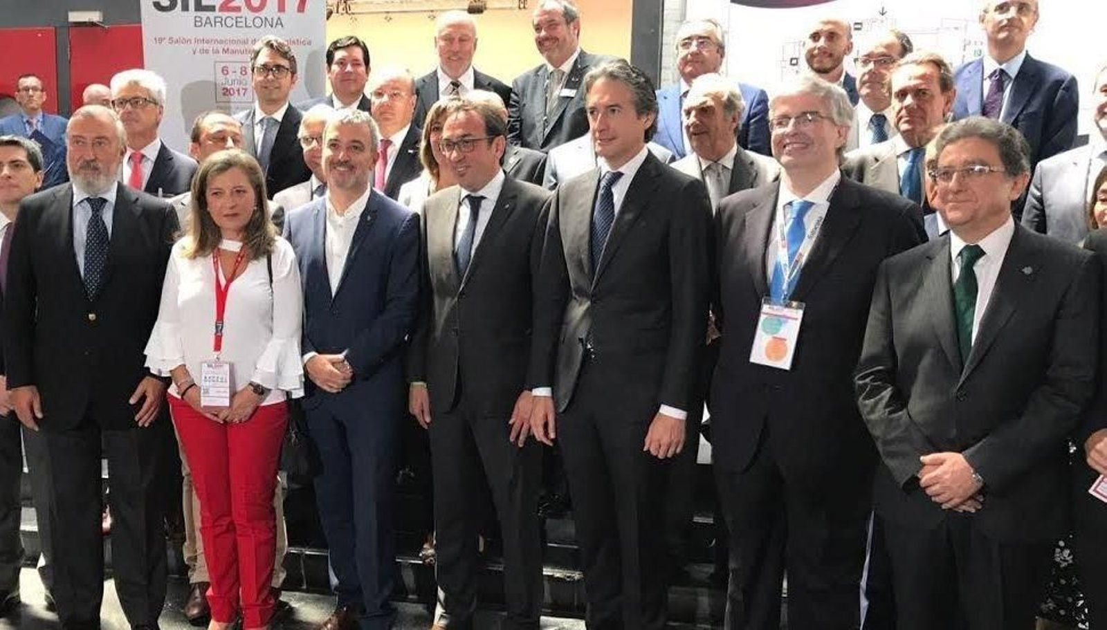 Teresa Pedrosa, en primera fila, con el ministro y los otros delegados de Zona Franca.