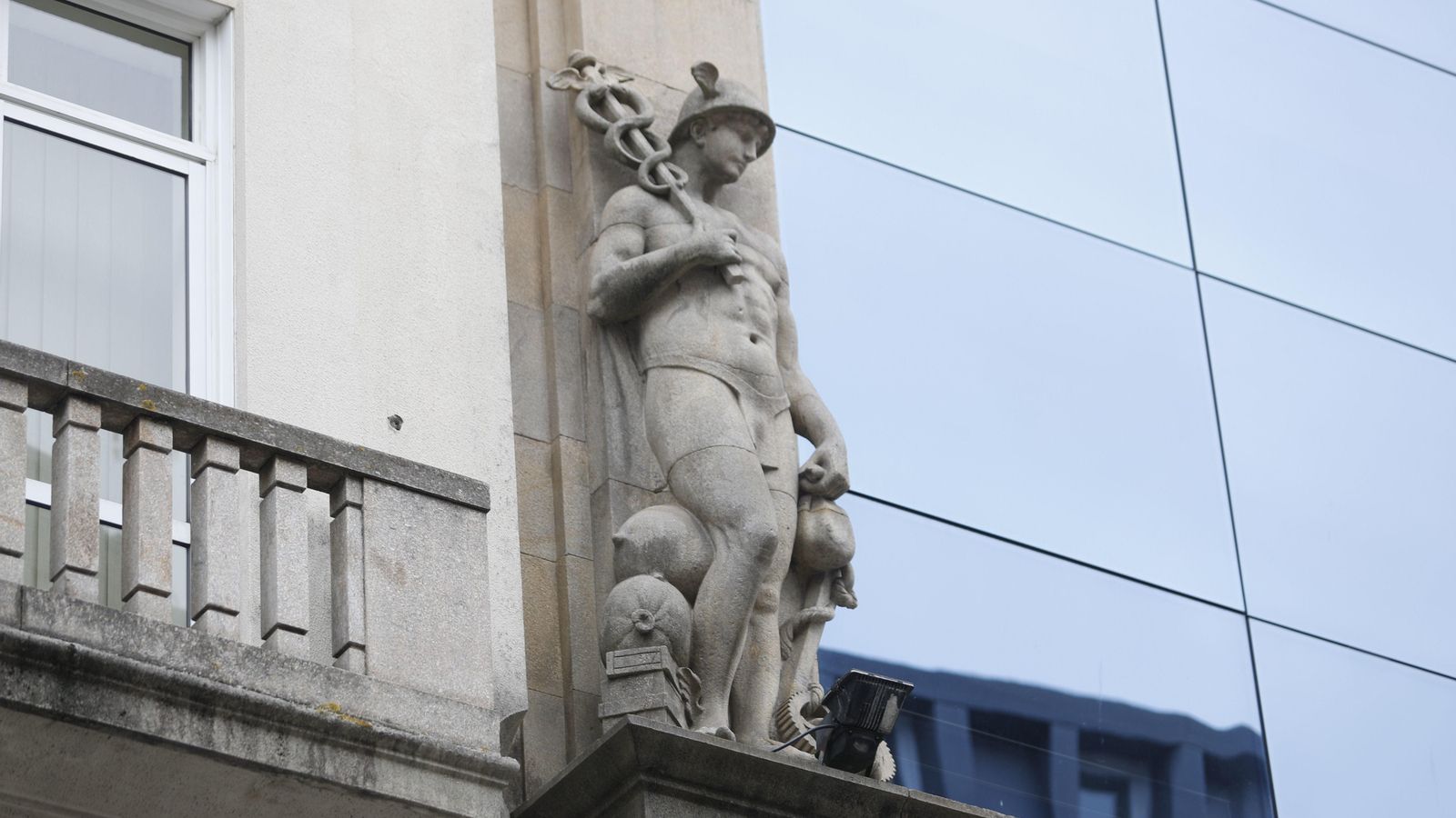 Hermes, dios del comercio, preside Príncipe.