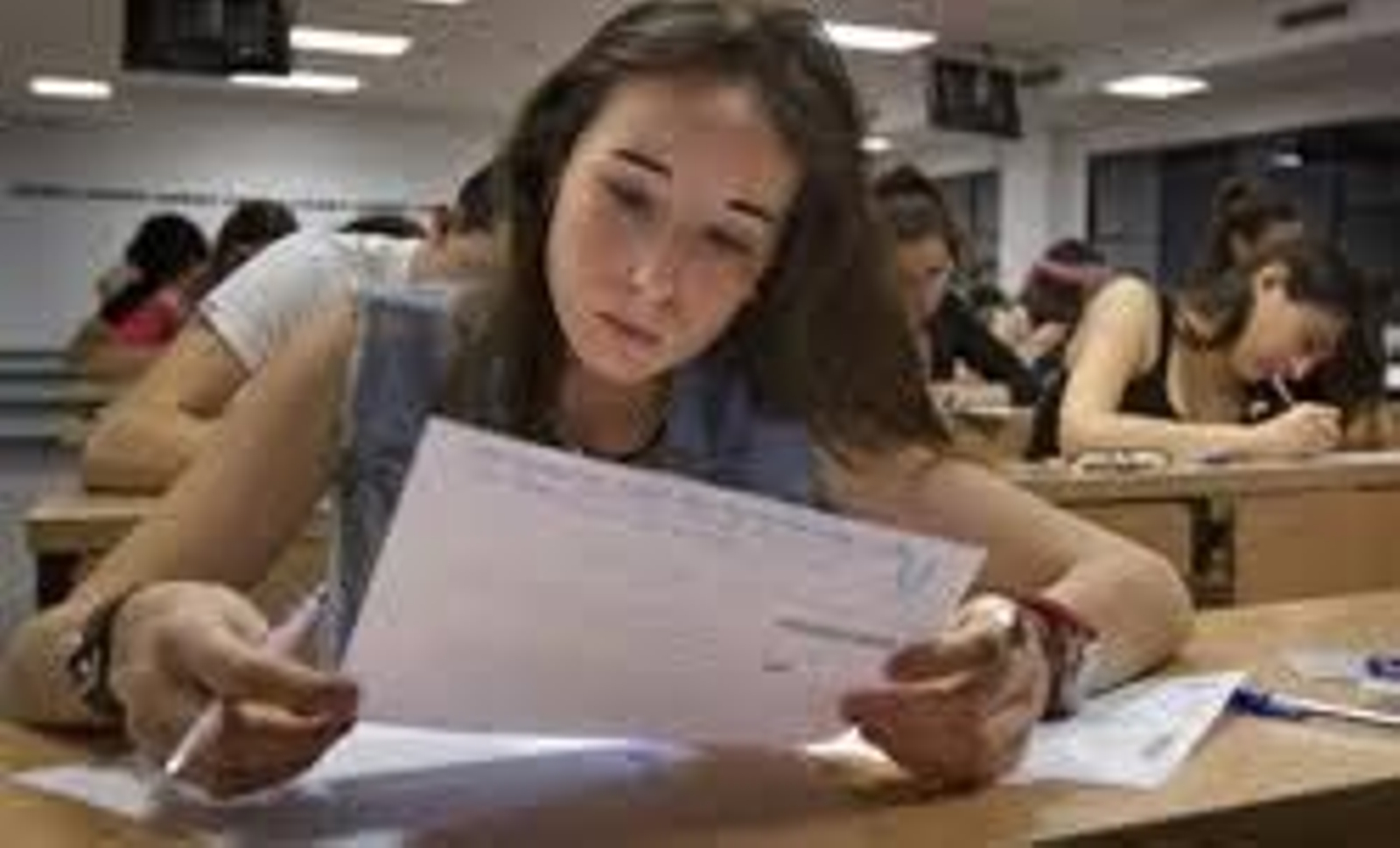 Una estudiante realizando las pruebas de acceso a la universidad.